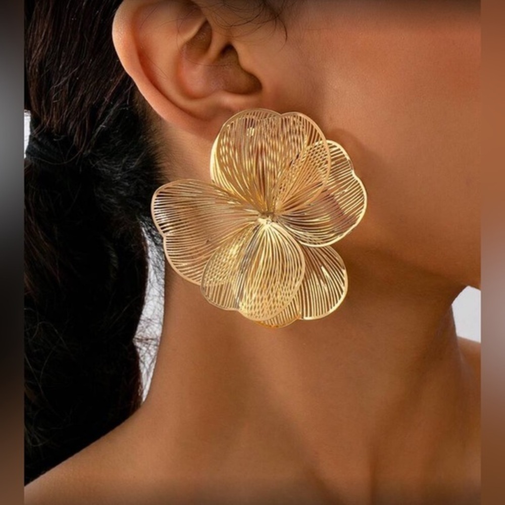 ✨Radiant Gold Flower Earrings